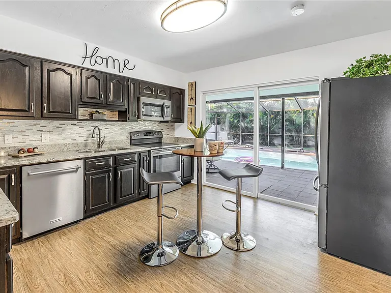 610 Cordova Blvd NE — Photo 11