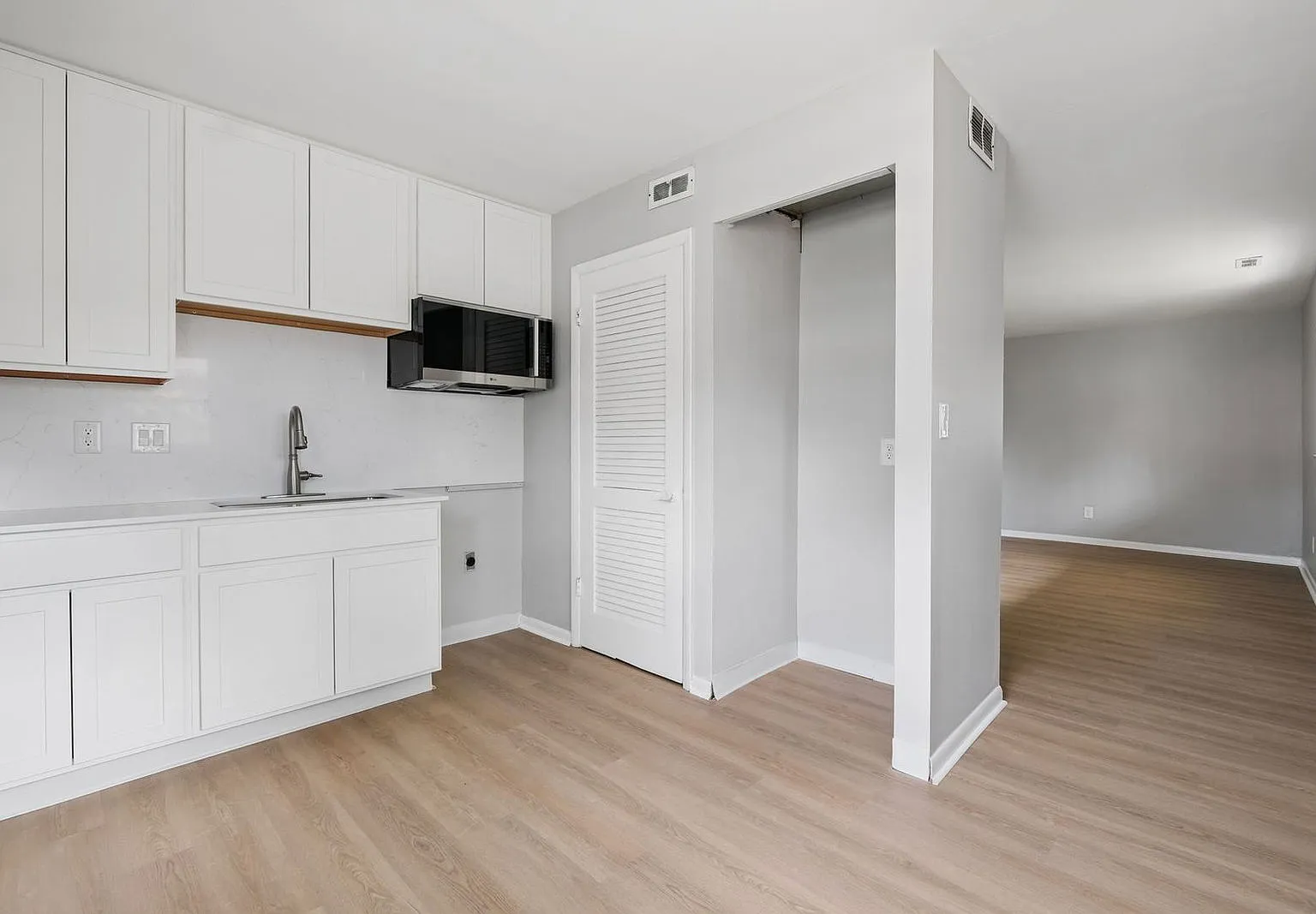 2 bed, 1.0 bath, $1,200 — Photo 2