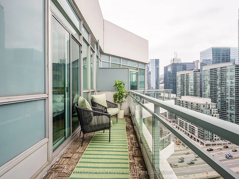 230 Queens Quay W #2811 — Photo 2