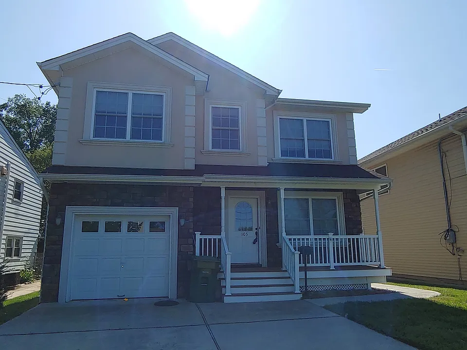 105 W Curtis St