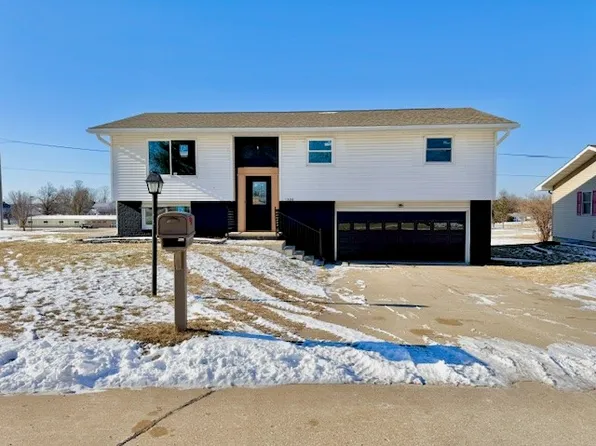 1306 Thomas Dr, Tama, IA 52339