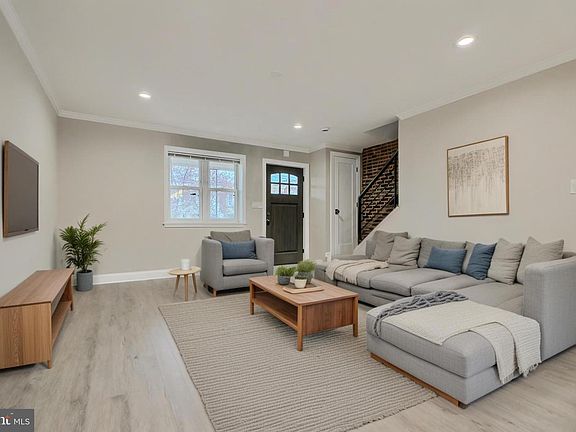 2nd image of 621 Ponca St