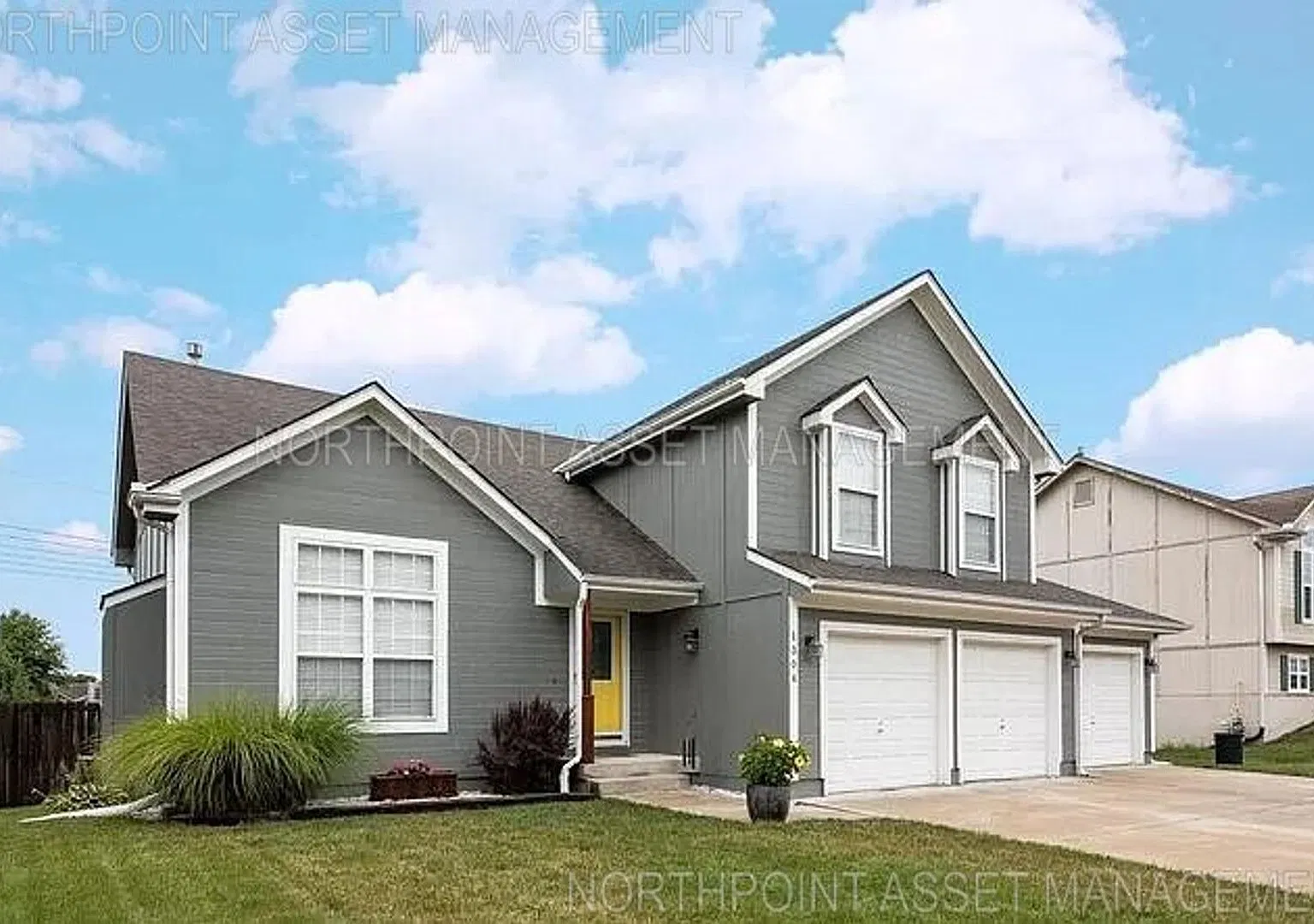 Coming Soon! 4-Bedroom, 3 Bath Single Family for Rent in Greenwood, MO | Vaulted Ceilings & 3-Car... — Photo 2