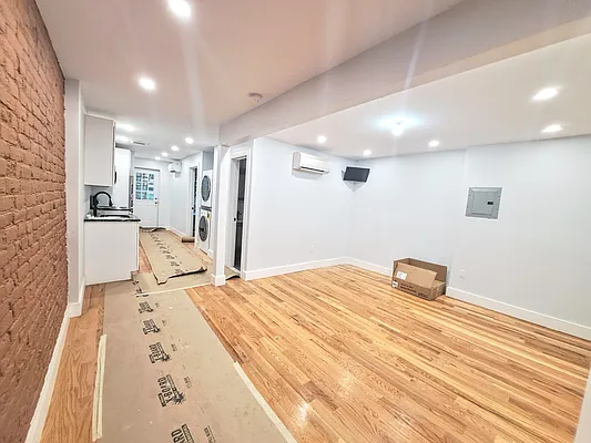 Rented by Friedman Mayer, LREB | media 4