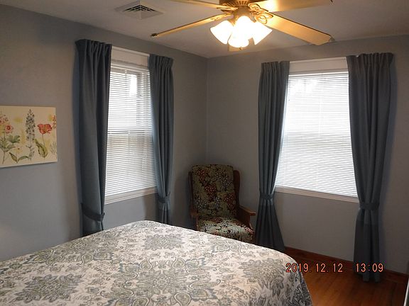 Bedroom w/ queen bed