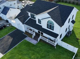 551 Grand Avenue, Lindenhurst, NY 11757