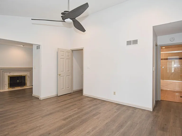 4444 Lindell Blvd #7 — Photo 34