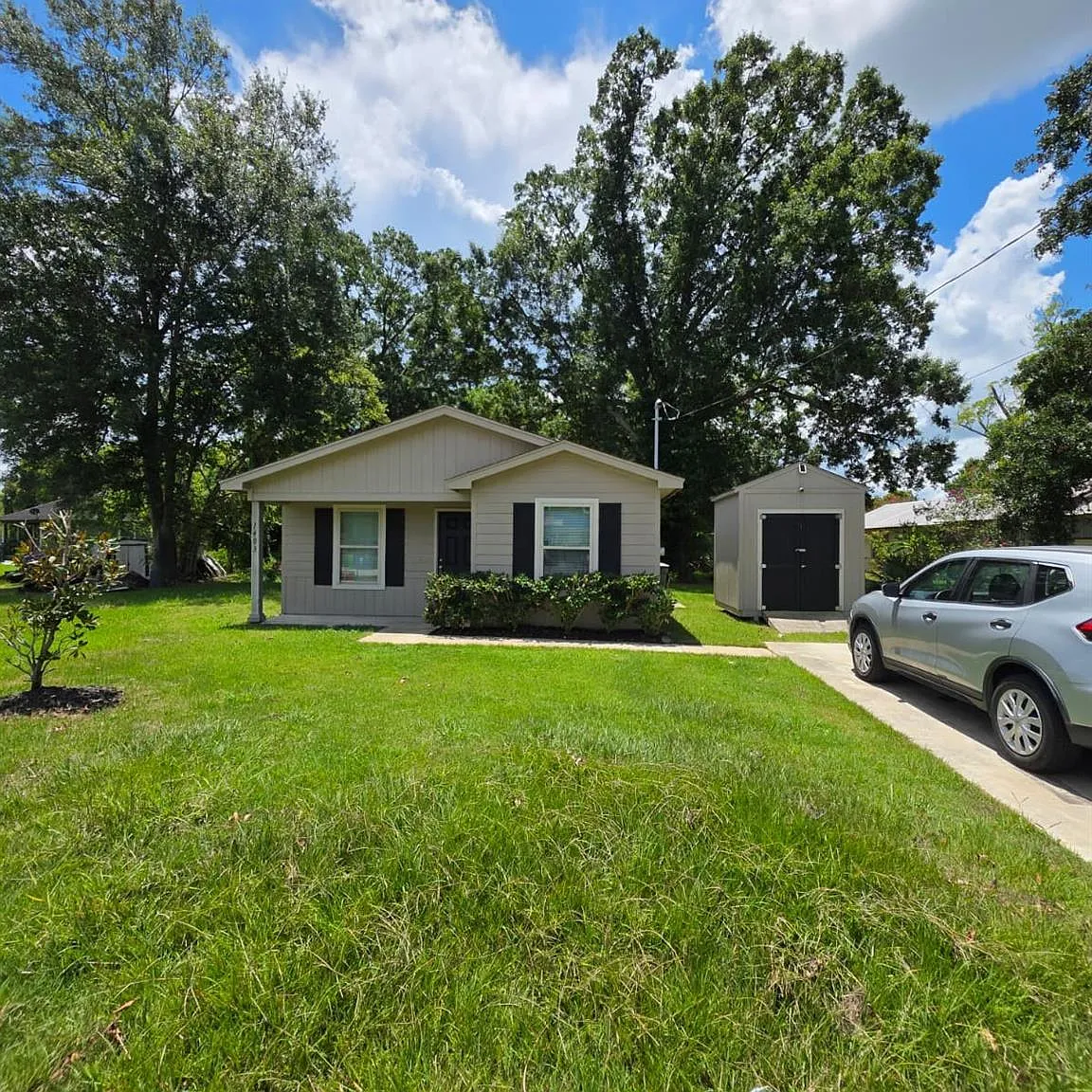 3 bed, 1.0 bath, 1048 sqft, $1,463 — Photo 1