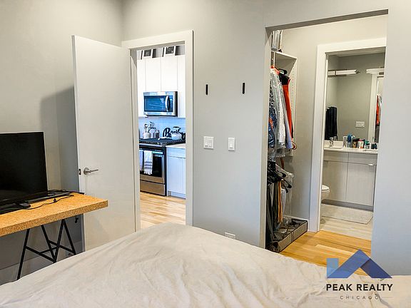 3rd image of 3334 N Southport Ave #401