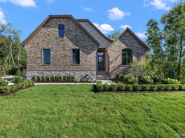 9799 Lake Edge Dr, Brighton, MI 48114