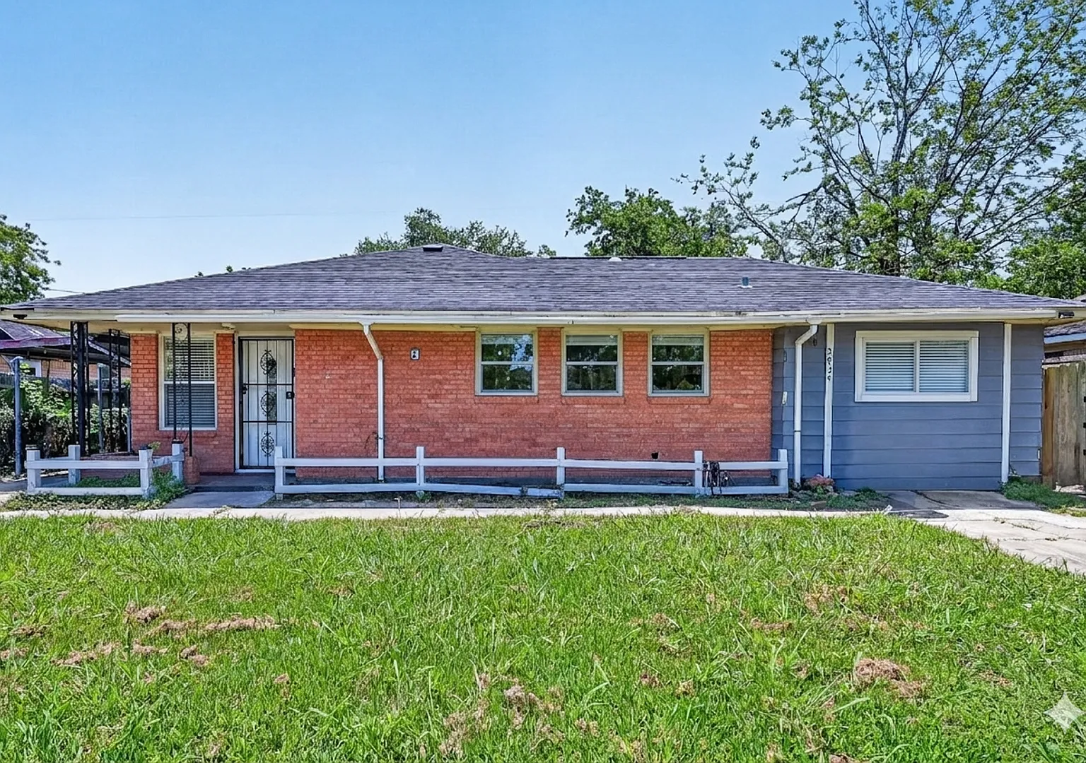 Spacious 4BR/2BA Home in Houston 77033 Convenient Location Near Downtown & Major Highways — Photo 1