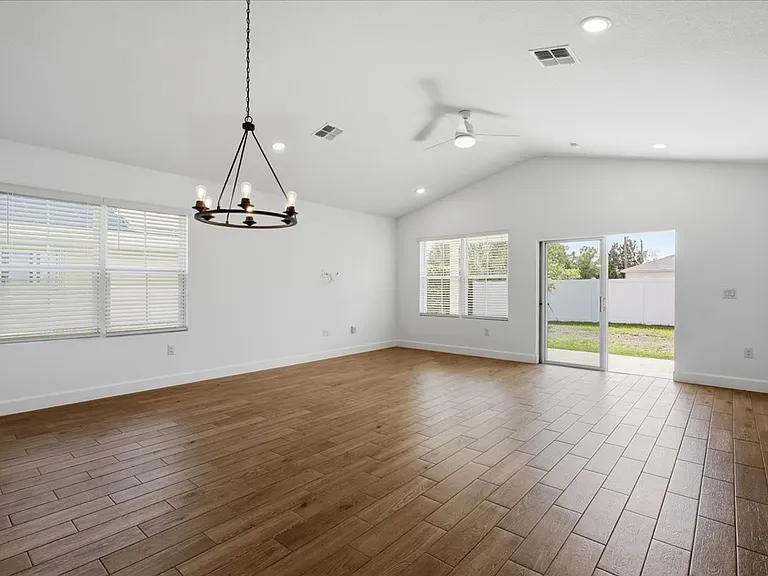 20 Ludlow Ln W — Photo 4