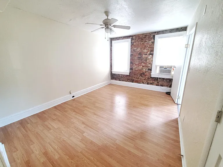 1123 Mary Ann St #3R — Photo 4