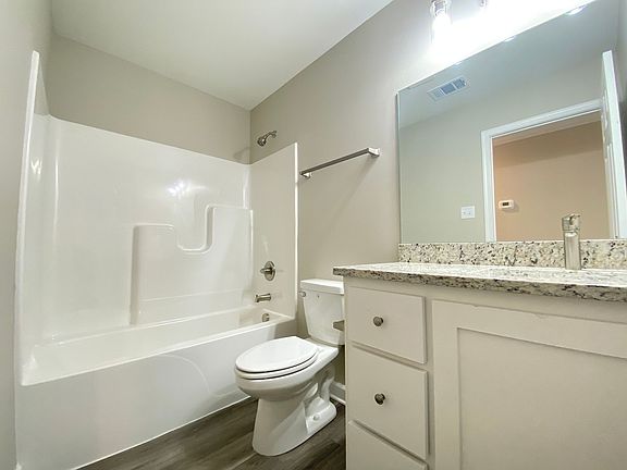 3rd image of 400 N Elm St