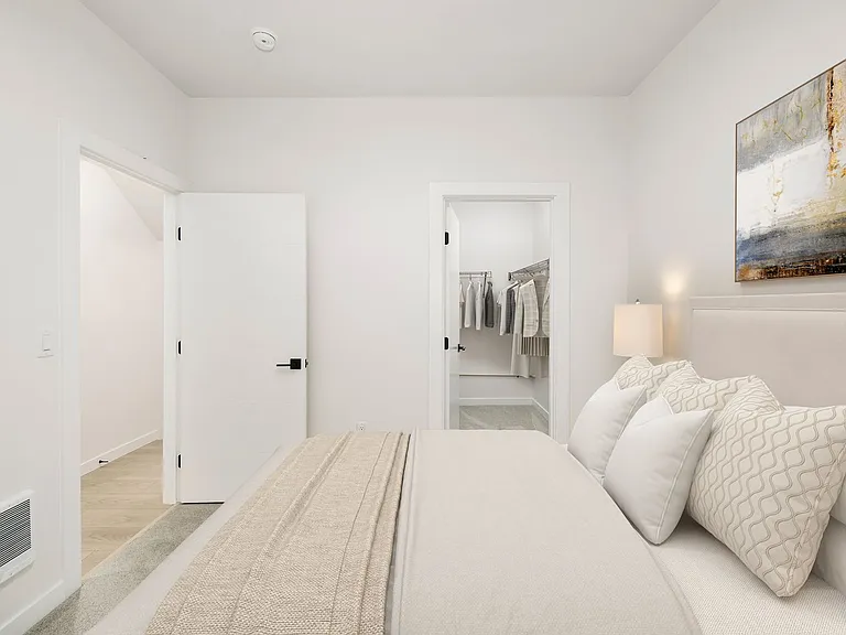 546 S Cloverdale St #D — Photo 7