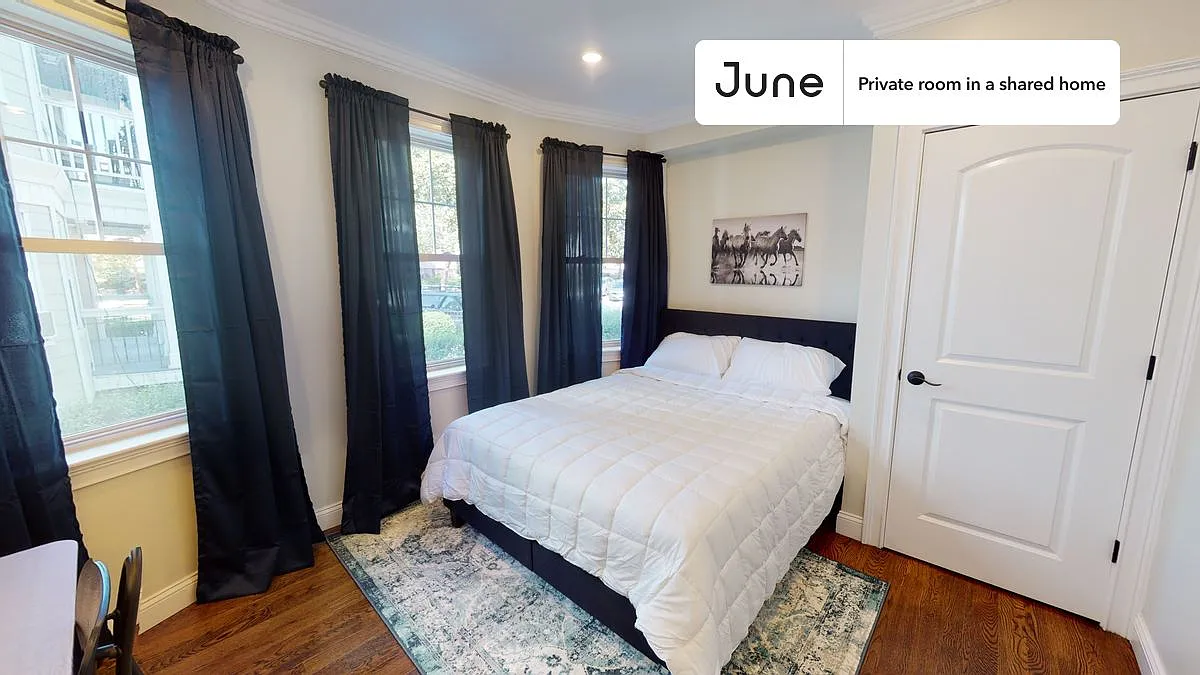 Queen bedroom in 4 bed/1.5 bath home in Brighton #569 D — Photo 1