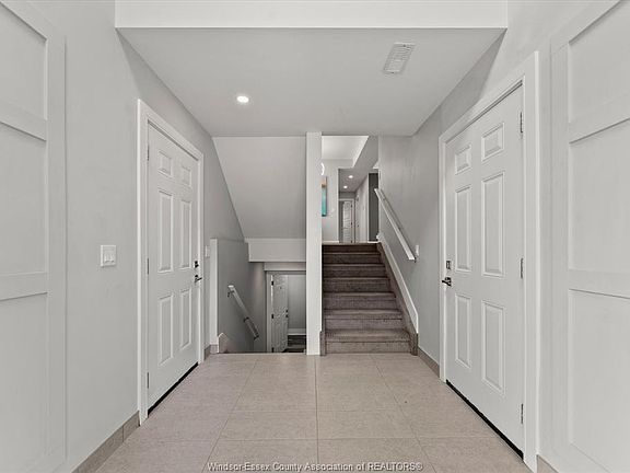 5th image of 1565 Gladstone Ave