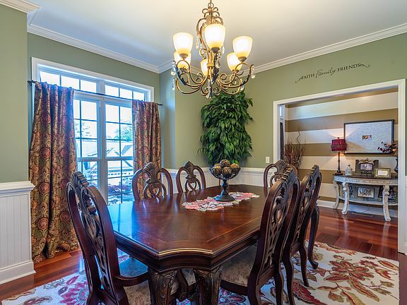 5th image of 114 Towne Lake Dr NE
