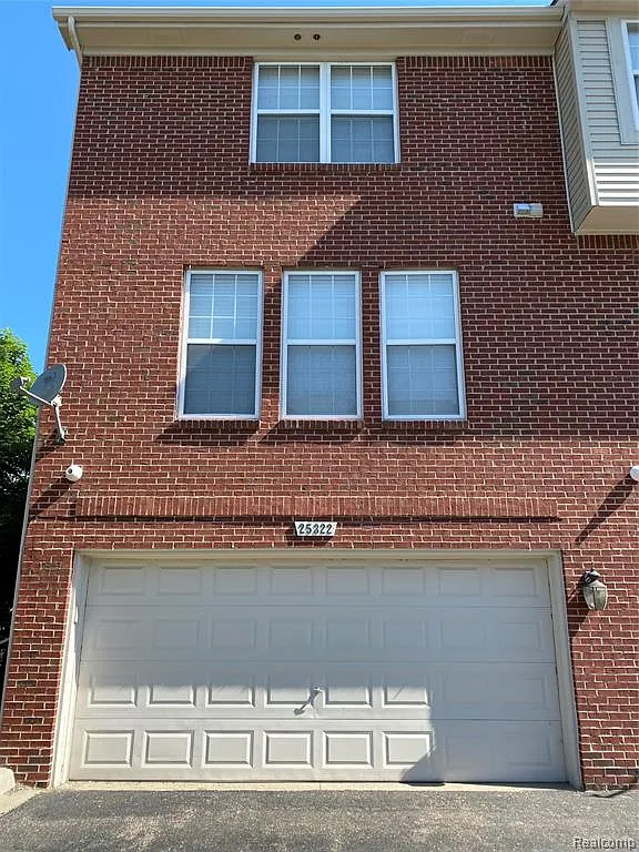 2 bed, 2.5 bath, 1539 sqft, $2,250 — Photo 2