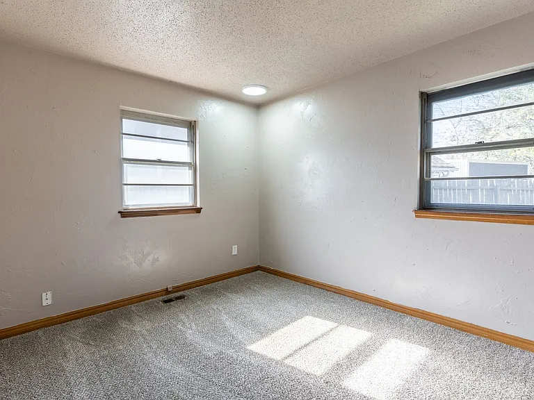 1421 Shalimar Dr — Photo 10