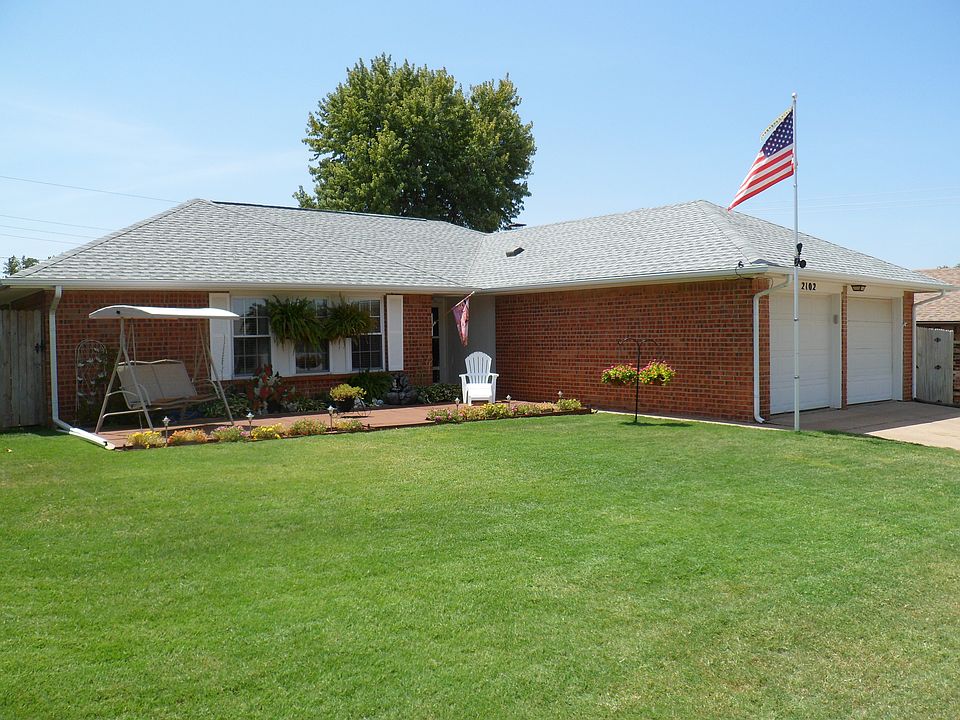 Front yard w/deck