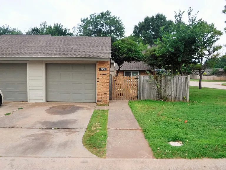 526 Greenlea Chase W — Photo 2