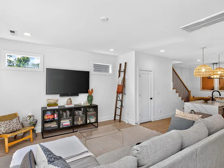 962A Strouse Ave — Photo 8