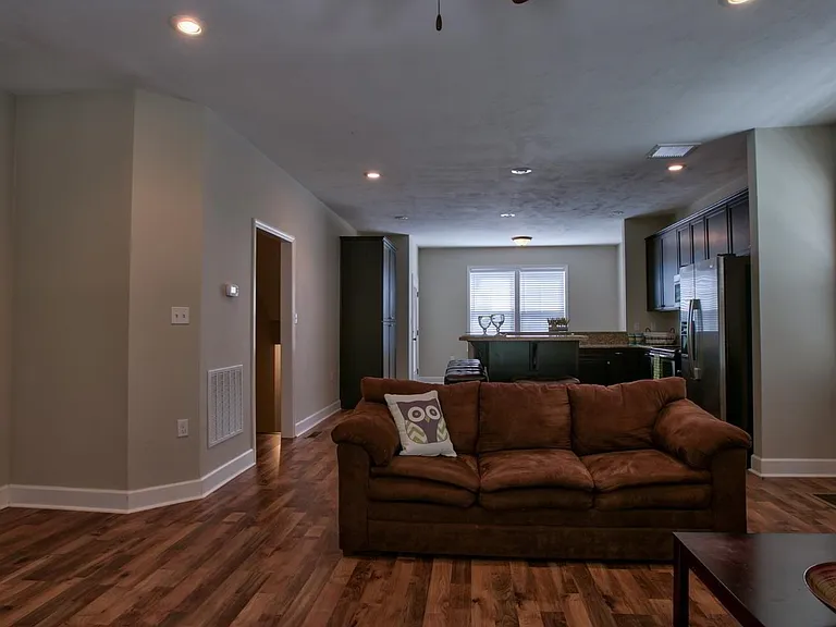 1864 Belle Vue Way — Photo 9