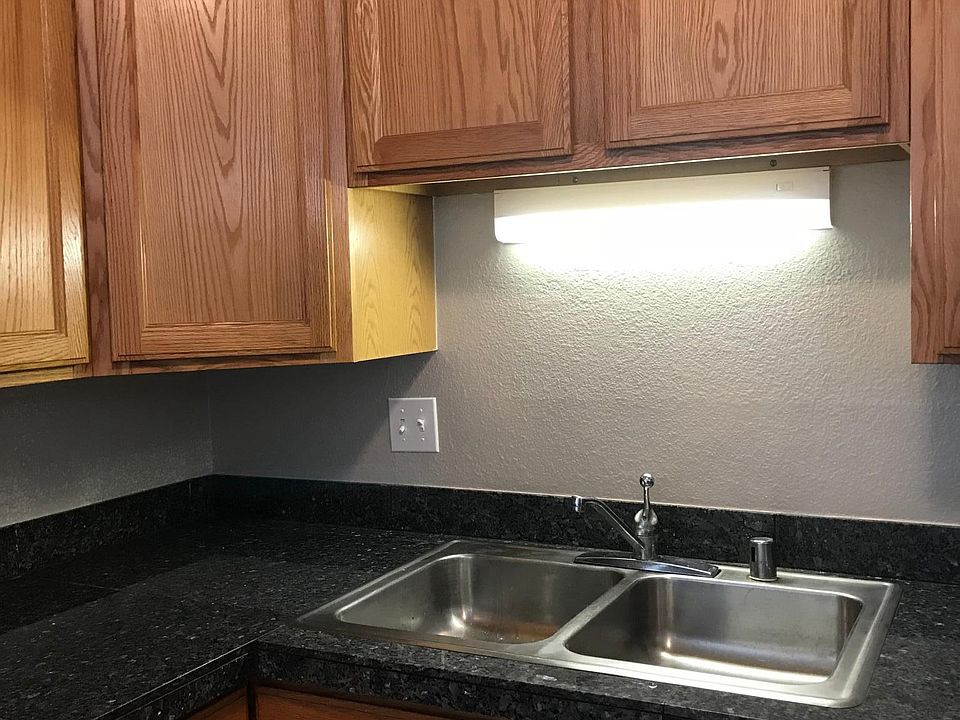 Kitchen - granite countertops