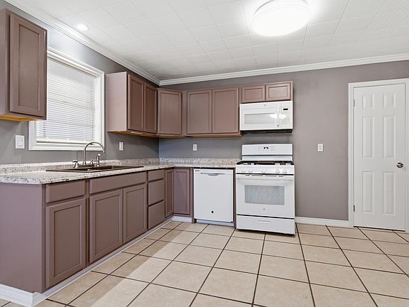 3rd image of 209 Leslie St