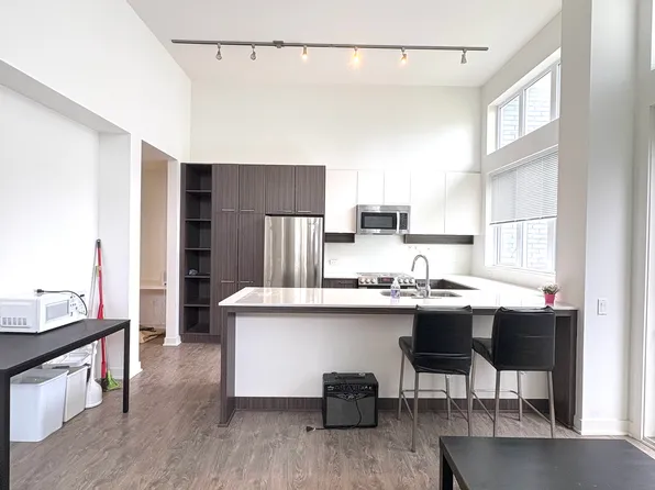 9250 University High St #Penthouse 16, Burnaby, BC V5A 0B3
