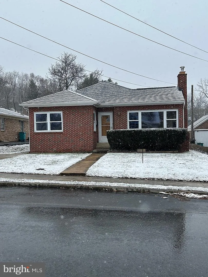 126 Lakin Ave photo 1