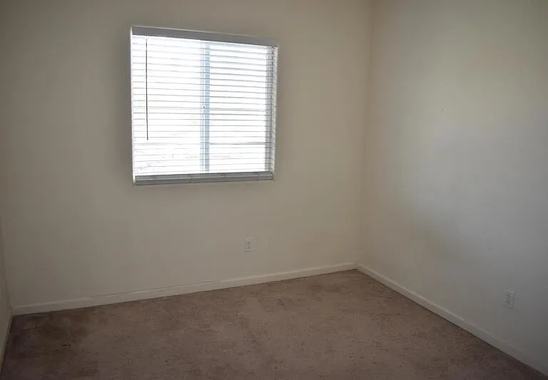 686 Phelps Dr — Photo 19