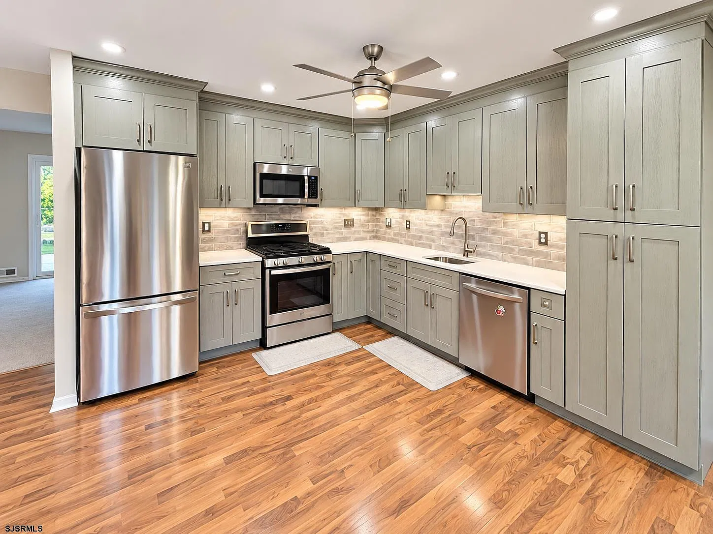 3 bed, 1.5 bath, $2,500 — Photo 2