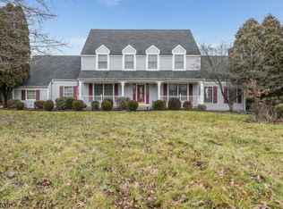 25 Stonebridge Rd, Hampton, NJ 08827