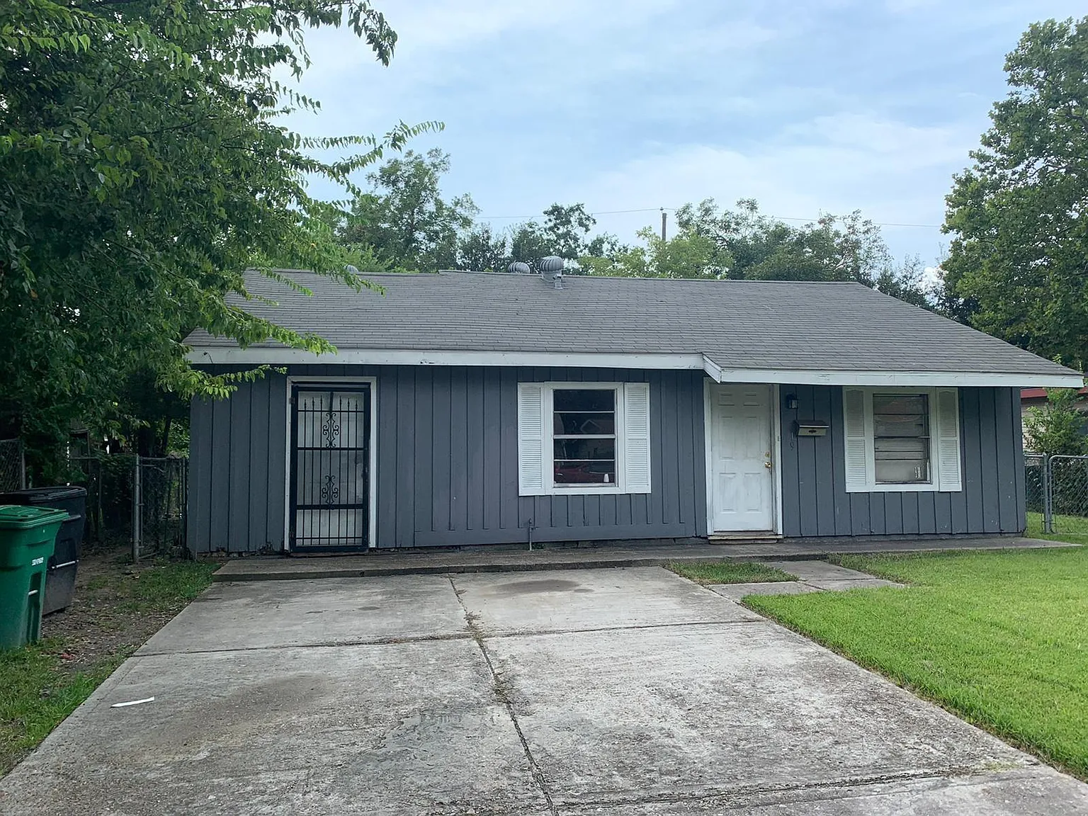 3 bed, 1.0 bath, 1041 sqft, $1,600 — Photo 2