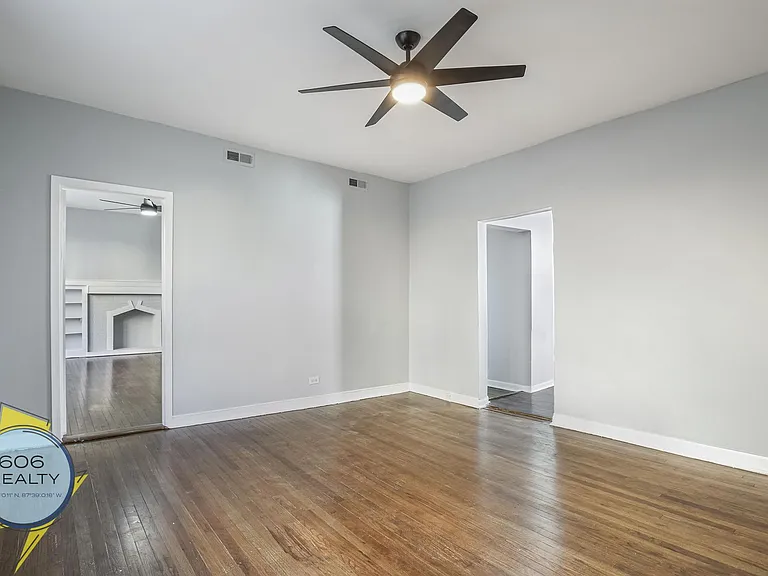 Hyde Park Apartments — Photo 12