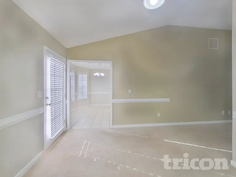 159 Peachtree Glen Dr — Photo 3