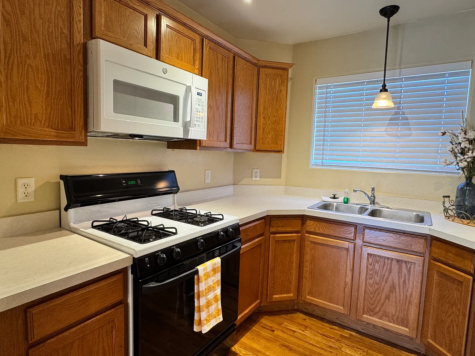 3 bed, 2.5 bath, 1270 sqft, $2,600 — Photo 4