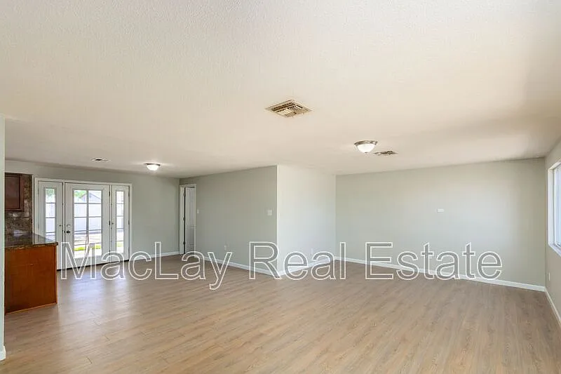 3 bed, 1.5 bath, 1240 sqft, $2,100 — Photo 3