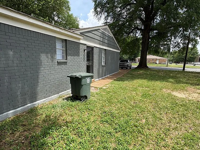 1397 N Graham St — Photo 11