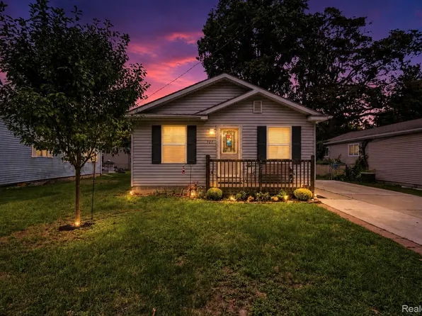 527 Fassett St, Algonac, MI 48001