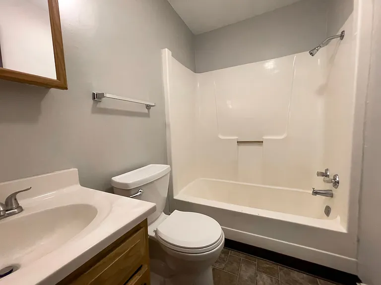East Memorial Apartments — Photo 14
