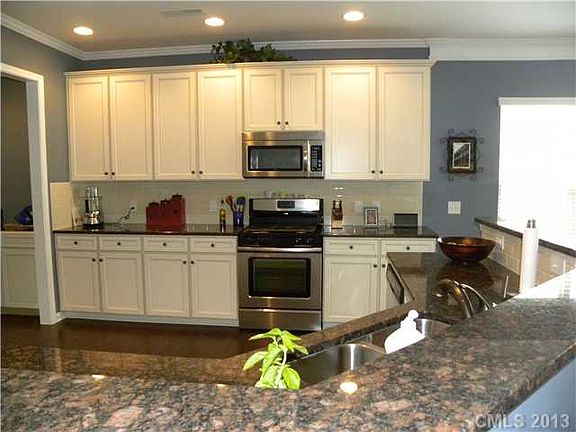 Granite, gas range, 42" cabs