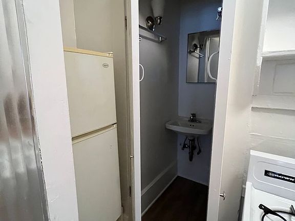 4th image of 2027 Hyde St APT 1