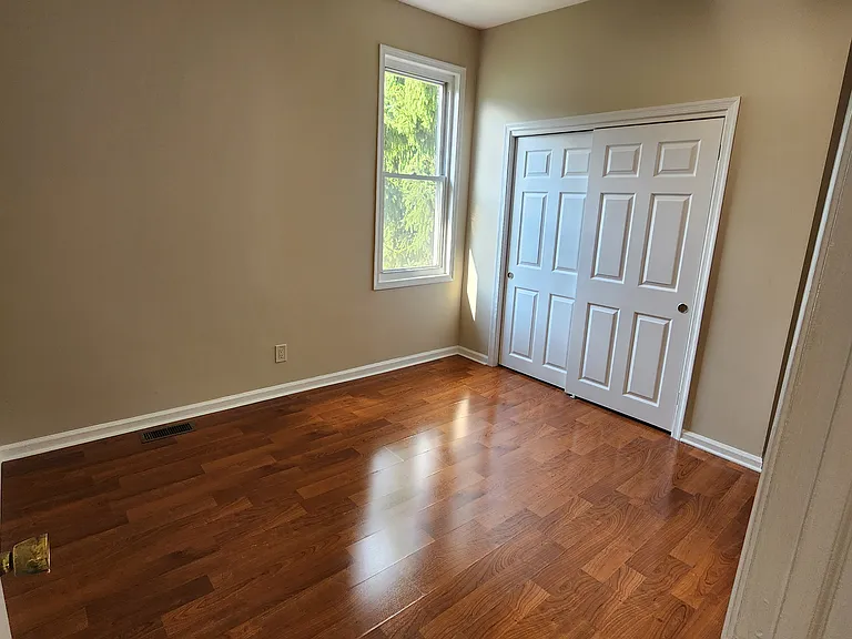 554 Parkvale Ave — Photo 12