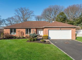 7 Seabreeze Ln, Bayville, NY 11709