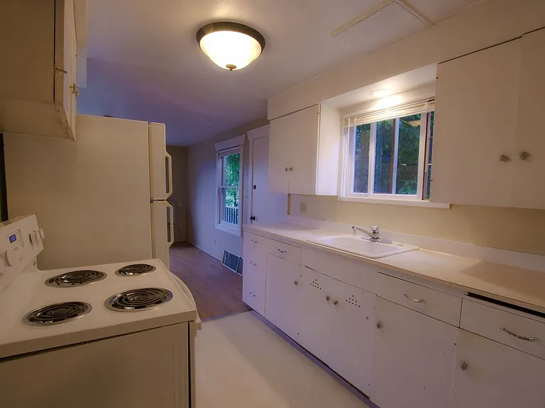 715 N Forest St — Photo 4