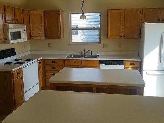 Kitchen with all appliances