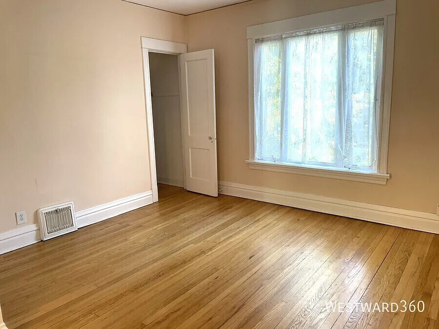 3804 N Drake / 2 bed - 1 bath / Irving Park / Available 9/1 — Photo 4